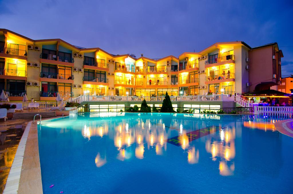 Clover Magic Park Side Hotel Exterior photo